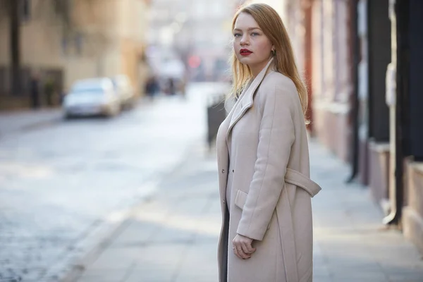 Femme Mode Manteau Avec Des Lèvres Rouges Posant Dans Rue Photos De Stock Libres De Droits