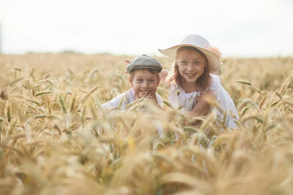 Portrait Happy Boy Girl Hat Standing Wheat Field — Stok Foto