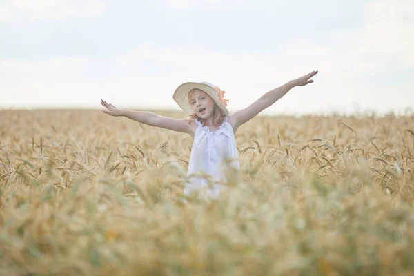 Portrét Šťastné Dívky Klobouku Stojící Pšeničném Poli — Stock fotografie