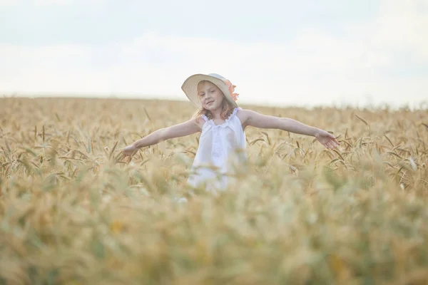 Portret Fată Fericită Pălărie Picioare Câmp Grâu — Fotografie, imagine de stoc