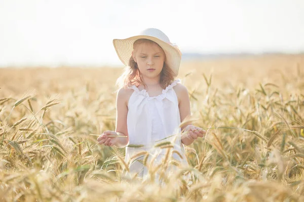 Porträt Eines Glücklichen Mädchens Mit Hut Das Weizenfeld Steht — Stockfoto