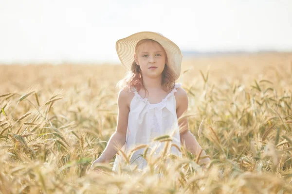 Portrét Šťastné Dívky Klobouku Stojící Pšeničném Poli — Stock fotografie