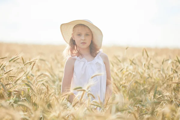Портрет Счастливой Девушки Шляпе Стоящей Пшеничном Поле — стоковое фото