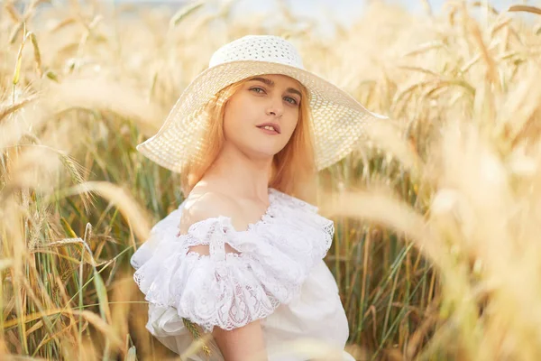 밭에서 카메라에 포즈를 취하고 모자를 여자의 — 스톡 사진