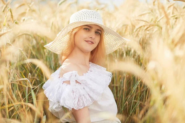 Portret Femeie Tânără Pălărie Pozând Cameră Câmp Grâu — Fotografie, imagine de stoc