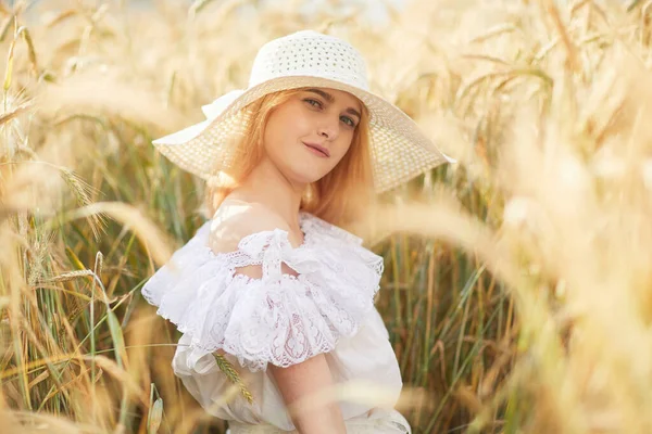 Retrato Una Joven Con Sombrero Posando Cámara Campo Trigo — Foto de Stock