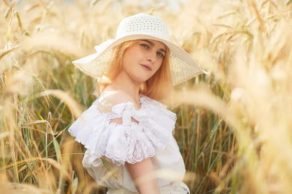 Portret Femeie Tânără Pălărie Pozând Cameră Câmp Grâu — Fotografie, imagine de stoc