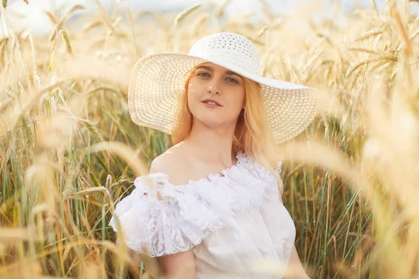 Veselá Žena Klobouku Sedí Pšeničném Poli Během Dne — Stock fotografie