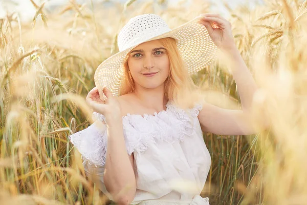 Cheerful Woman Wearing Hat Sitting Wheat Field Daytime — Stock Photo, Image