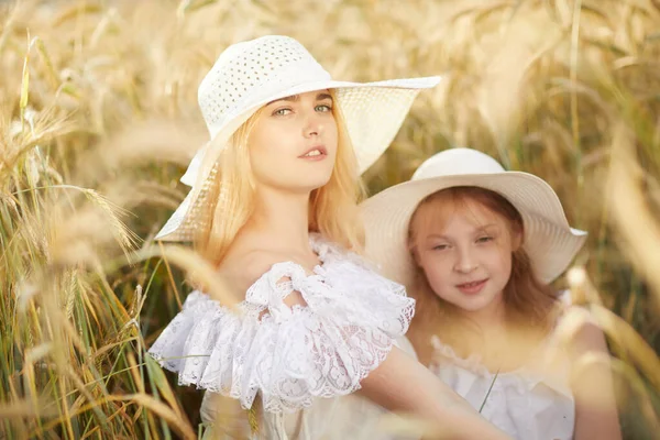 Mother Daughter Looking Camera Wheat Field — Stock Photo, Image