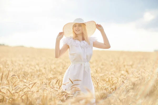 Attraente Donna Che Indossa Cappello Posa Nel Campo Grano Durante — Foto Stock