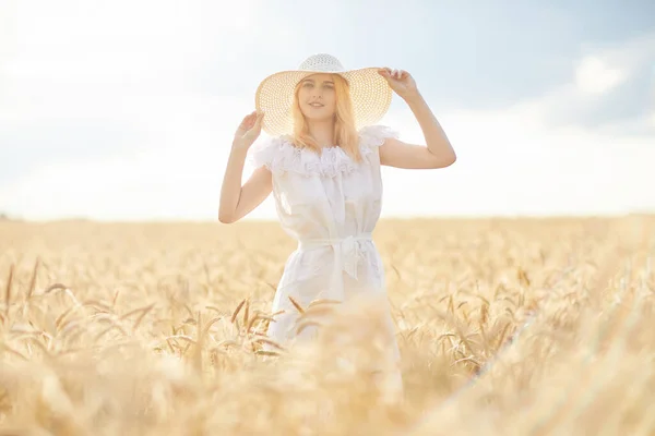 Mulher Atraente Usando Chapéu Posando Campo Trigo Durante Dia — Fotografia de Stock