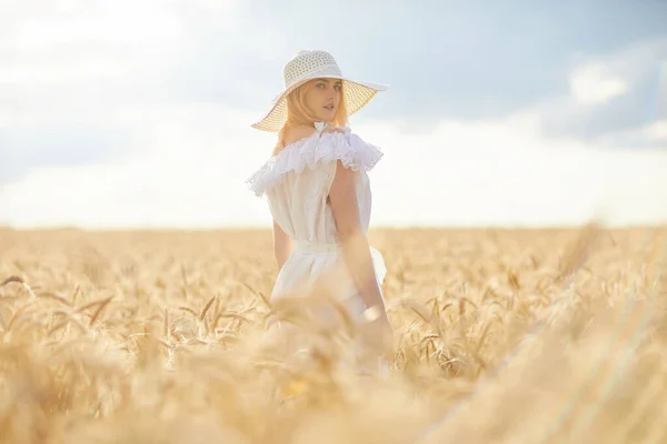 모자를 밀밭에 코카서스 — 스톡 사진