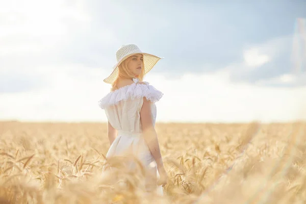 Kavkazská Žena Klobouku Pózující Pšeničném Poli Během Dne — Stock fotografie