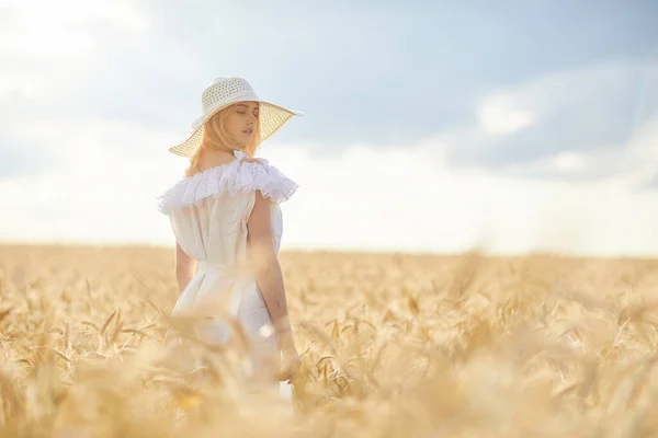 Белая Женщина Шляпе Позирует Пшеничном Поле Днем — стоковое фото