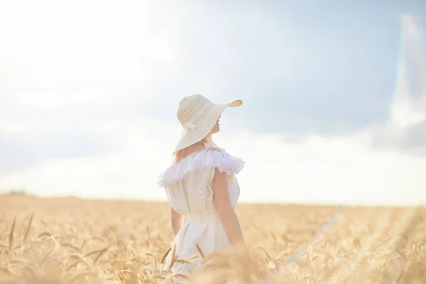 Καυκάσια Γυναίκα Καπέλο Ποζάροντας Στον Αγρό Σιταριού Κατά Διάρκεια Της — Φωτογραφία Αρχείου