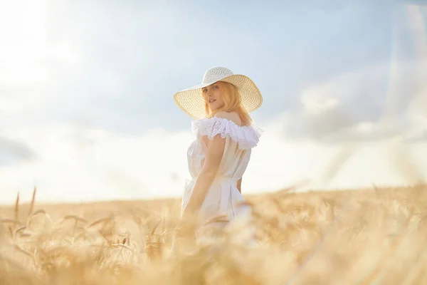 Kavkazská Žena Klobouku Pózující Pšeničném Poli Během Dne — Stock fotografie
