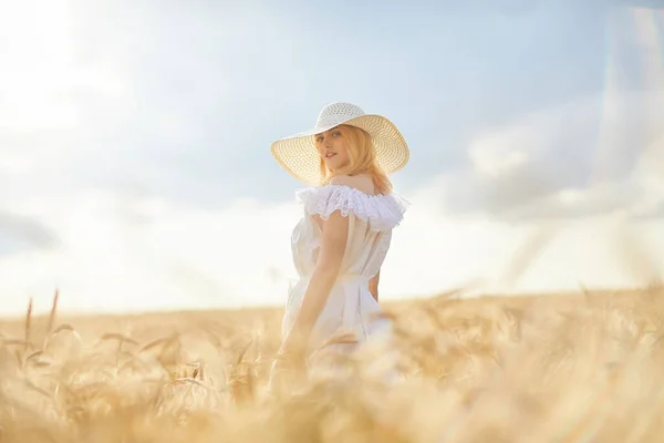 Donna Caucasica Cappello Posa Nel Campo Grano Durante Giorno — Foto Stock