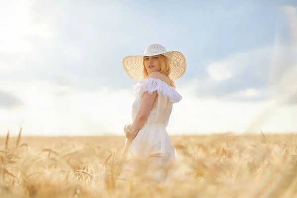 Белая Женщина Шляпе Позирующая Пшеничном Поле Днем — стоковое фото