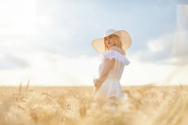昼間は小麦畑で帽子を被った白人女性が — ストック写真