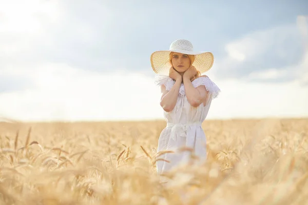 Белая Женщина Шляпе Позирующая Пшеничном Поле Днем — стоковое фото