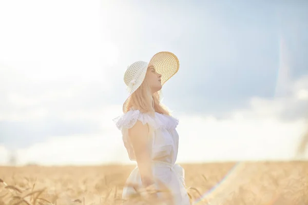 白天站在麦田里戴帽子的高加索女人 — 图库照片