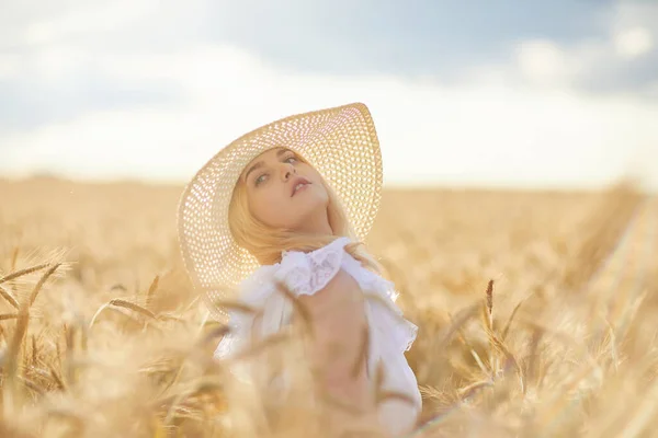 Portrét Šťastné Ženy Klobouku Pózující Pšeničném Poli — Stock fotografie