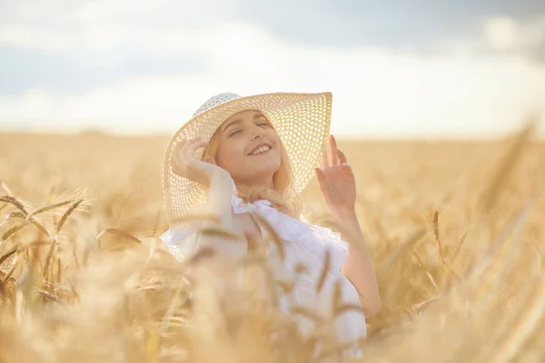帽子の幸せな女性の肖像画 小麦畑でポーズ — ストック写真