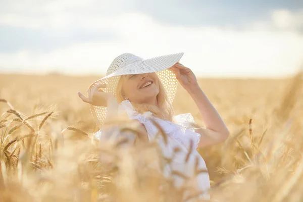 Porträtt Lycklig Kvinna Hatt Poserar Vetefält — Stockfoto