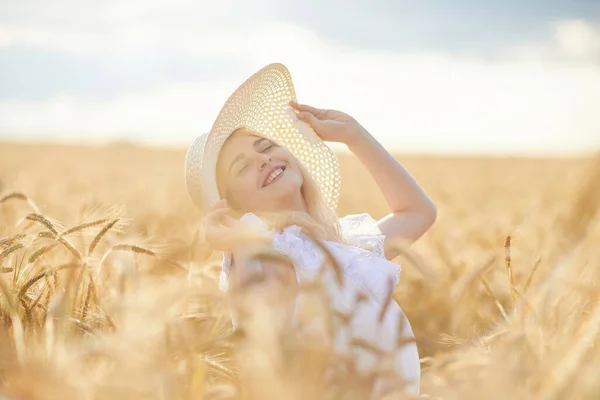 Porträt Einer Glücklichen Frau Mit Hut Die Weizenfeld Posiert — Stockfoto