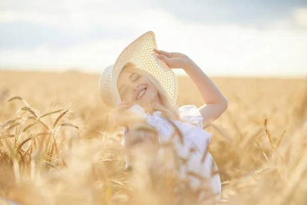 Портрет Счастливой Женщины Шляпе Позирующей Пшеничном Поле — стоковое фото