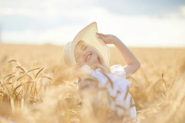 Портрет Счастливой Женщины Шляпе Позирующей Пшеничном Поле — стоковое фото