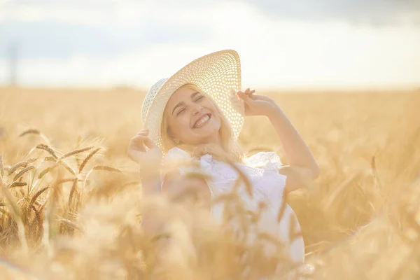 Retrato Mujer Feliz Sombrero Posando Campo Trigo —  Fotos de Stock