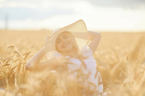 Portrét Šťastné Ženy Klobouku Pózující Pšeničném Poli — Stock fotografie