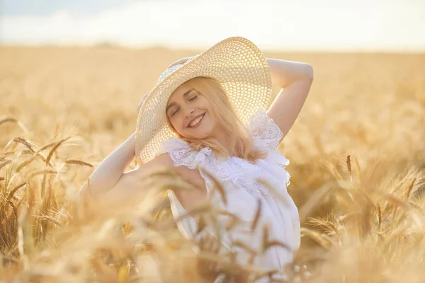 帽子の幸せな女性の肖像画 小麦畑でポーズ — ストック写真