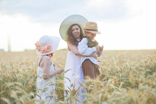 Madre Con Hijos Posando Campo Trigo — Foto de Stock
