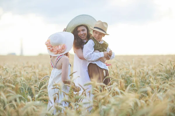 Mama Copii Pozând Câmp Grâu — Fotografie, imagine de stoc