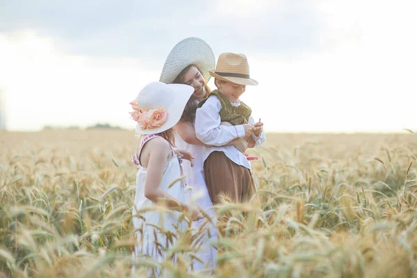 밭에서 포즈를 취하는 자녀들 어머니 — 스톡 사진