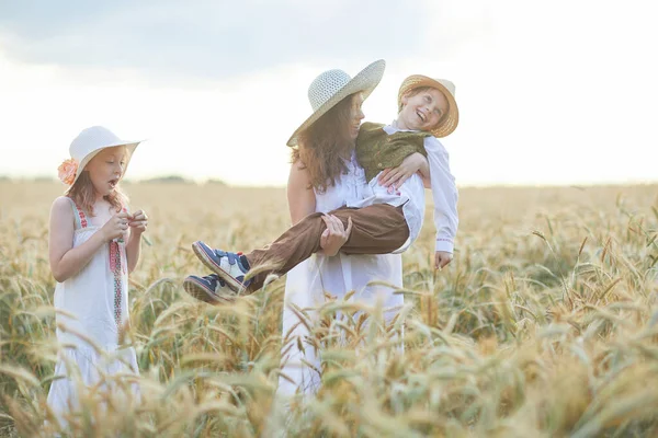 Mutter Mit Kindern Posiert Weizenfeld — Stockfoto