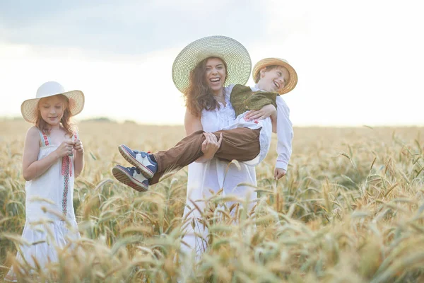 Mutter Mit Kindern Posiert Weizenfeld — Stockfoto