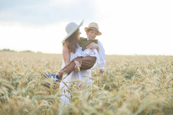 Мать Сыном Позируют Пшеничном Поле — стоковое фото