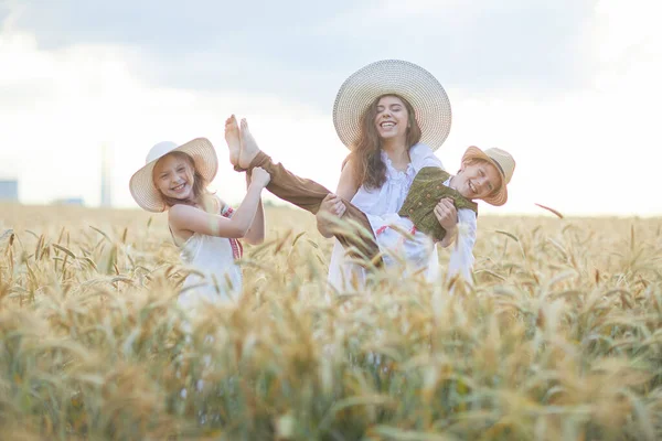 Matka Dětmi Pózujícími Pšeničném Poli — Stock fotografie