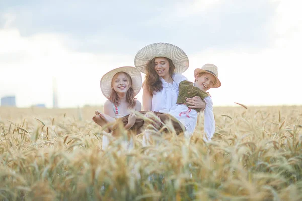 Mother Children Posing Wheat Field — Stock Photo, Image
