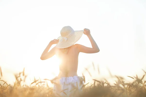 Vista Posterior Mujer Caucásica Sombrero Posando Campo Trigo Durante Día —  Fotos de Stock