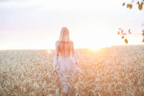 Back View Caucasian Woman Hat Posing Wheat Field Daytime — Stock Photo, Image