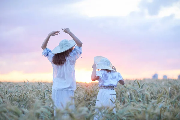 Обратный Вид Матери Дочерью Позирующей Пшеничном Поле — стоковое фото