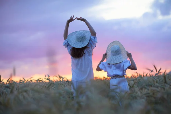 Back View Mother Daughter Posing Wheat Field — Stock Photo, Image