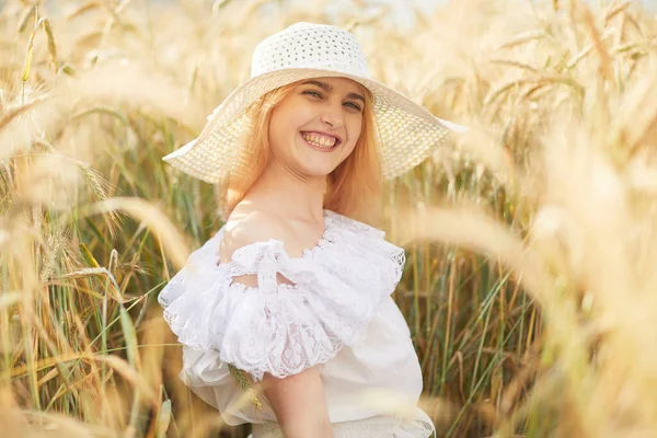 Portret Femeie Tânără Pălărie Pozând Cameră Câmp Grâu Fotografie de stoc