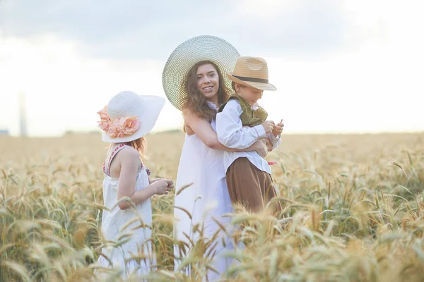 Мать Детьми Позирует Пшеничном Поле Стоковое Изображение