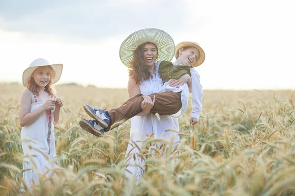 Мать Детьми Позирует Пшеничном Поле Стоковая Картинка